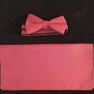 MEN'S LARR BRIO BOW TIE AND HANKY SET.